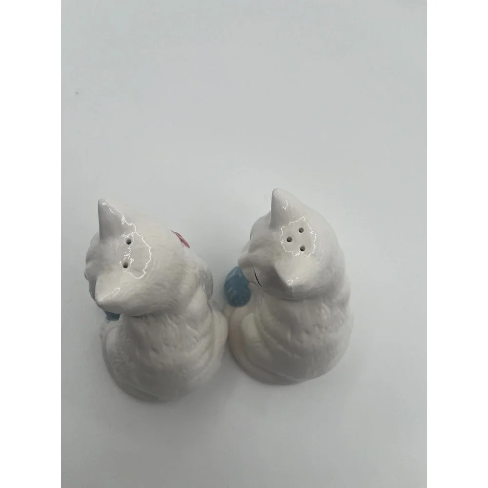 Vintage Korean Cats Salt and Pepper Shaker. Hand Painted